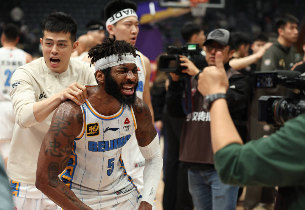 体坛联播｜利兹联、伯恩利重返英超利兹联，北京淘汰北控队晋级四强