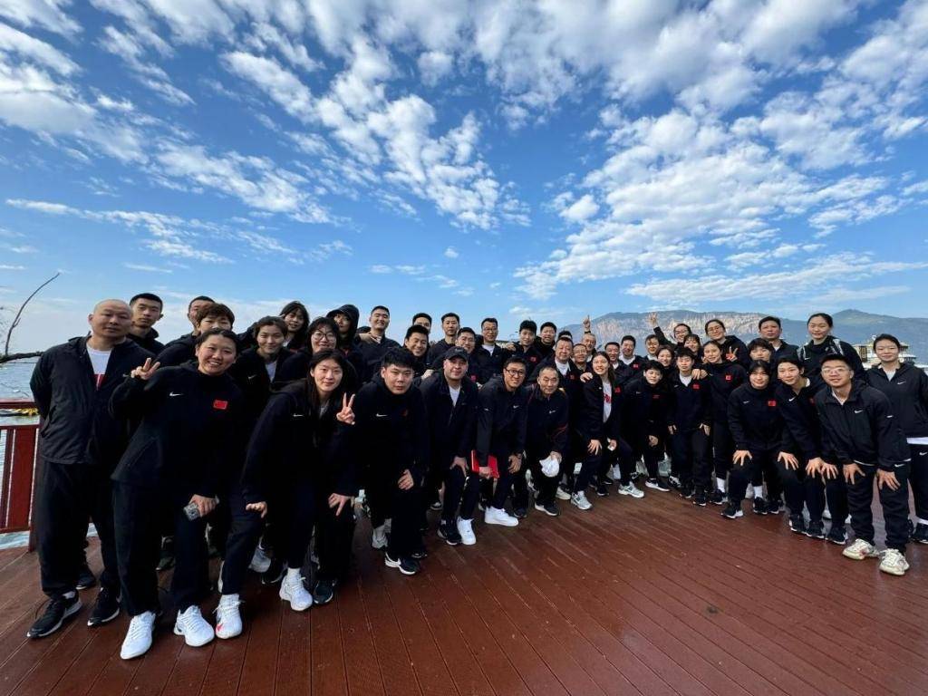 体坛联播｜利兹联、伯恩利重返英超利兹联，北京淘汰北控队晋级四强