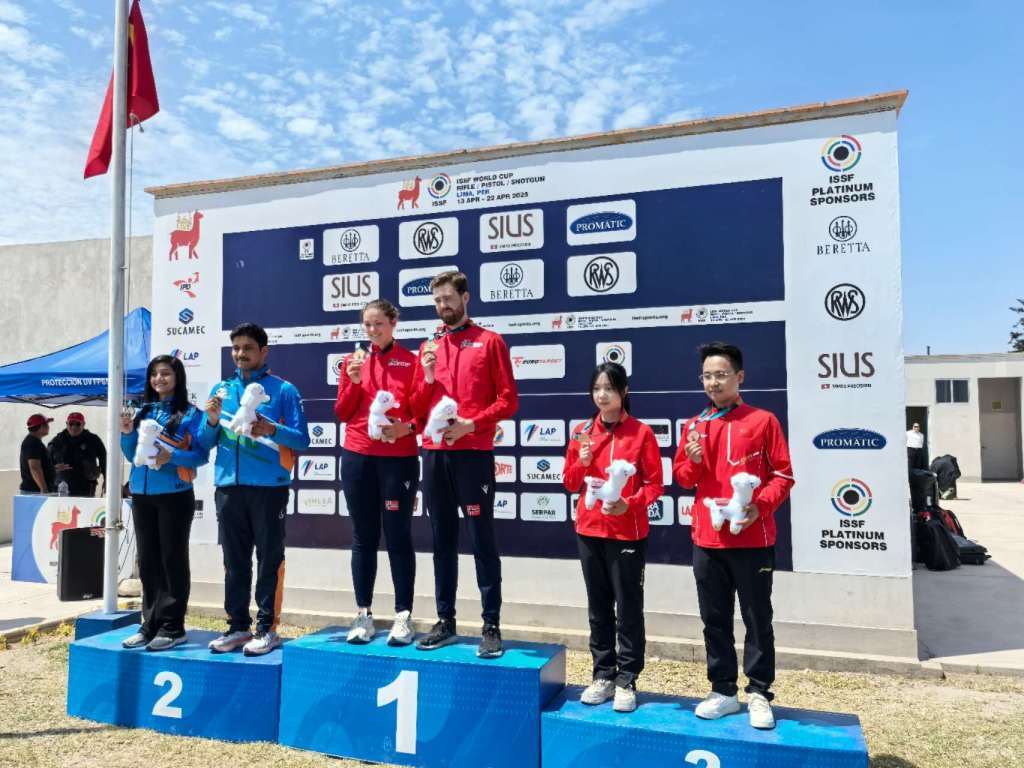 体坛联播｜利兹联、伯恩利重返英超利兹联，北京淘汰北控队晋级四强