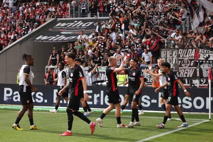 法兰克福击败弗赖堡锁定欧冠席位弗赖堡，后者将征战欧联杯