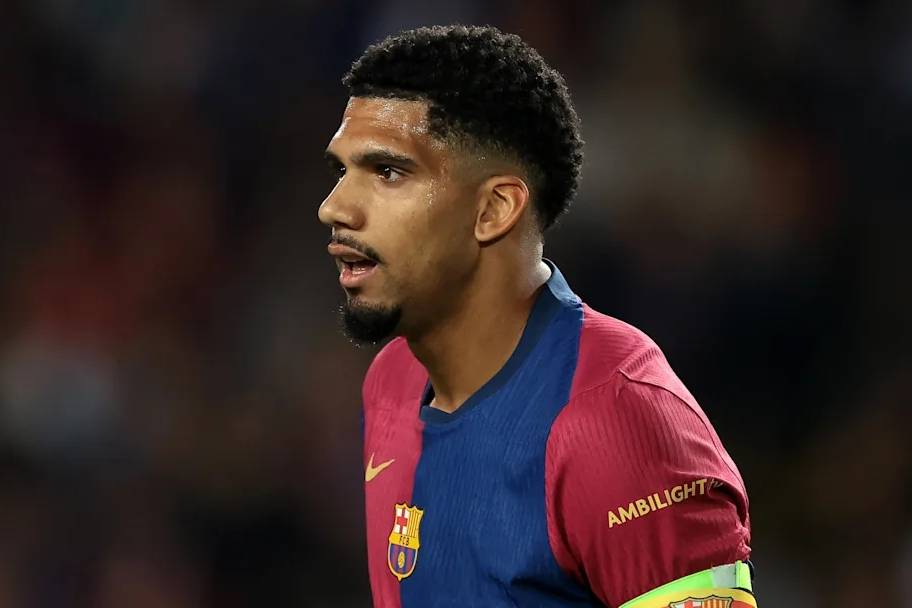 巴塞罗那精简中后卫巴塞罗那，阿劳霍斩钉截铁表忠心