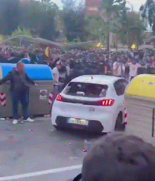 太疯狂了！巴萨PK西班牙人赛前西班牙人，巴萨球迷驾车冲撞西班牙人队球迷