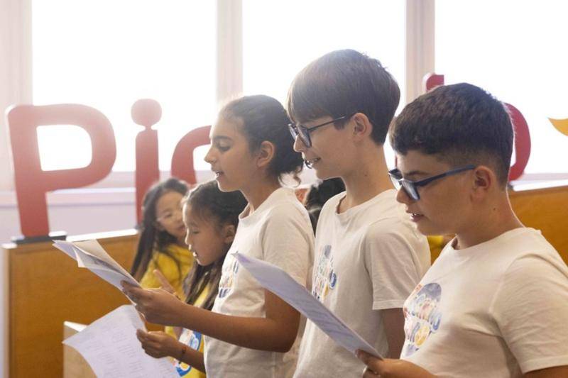 在博洛尼亚博洛尼亚，看中意孩子用歌声交朋友