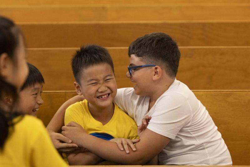 在博洛尼亚博洛尼亚，看中意孩子用歌声交朋友