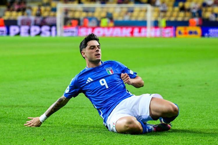 迪马：那不勒斯小将安布罗西诺同意加盟卡利亚里卡利亚里，克雷莫纳在竞争