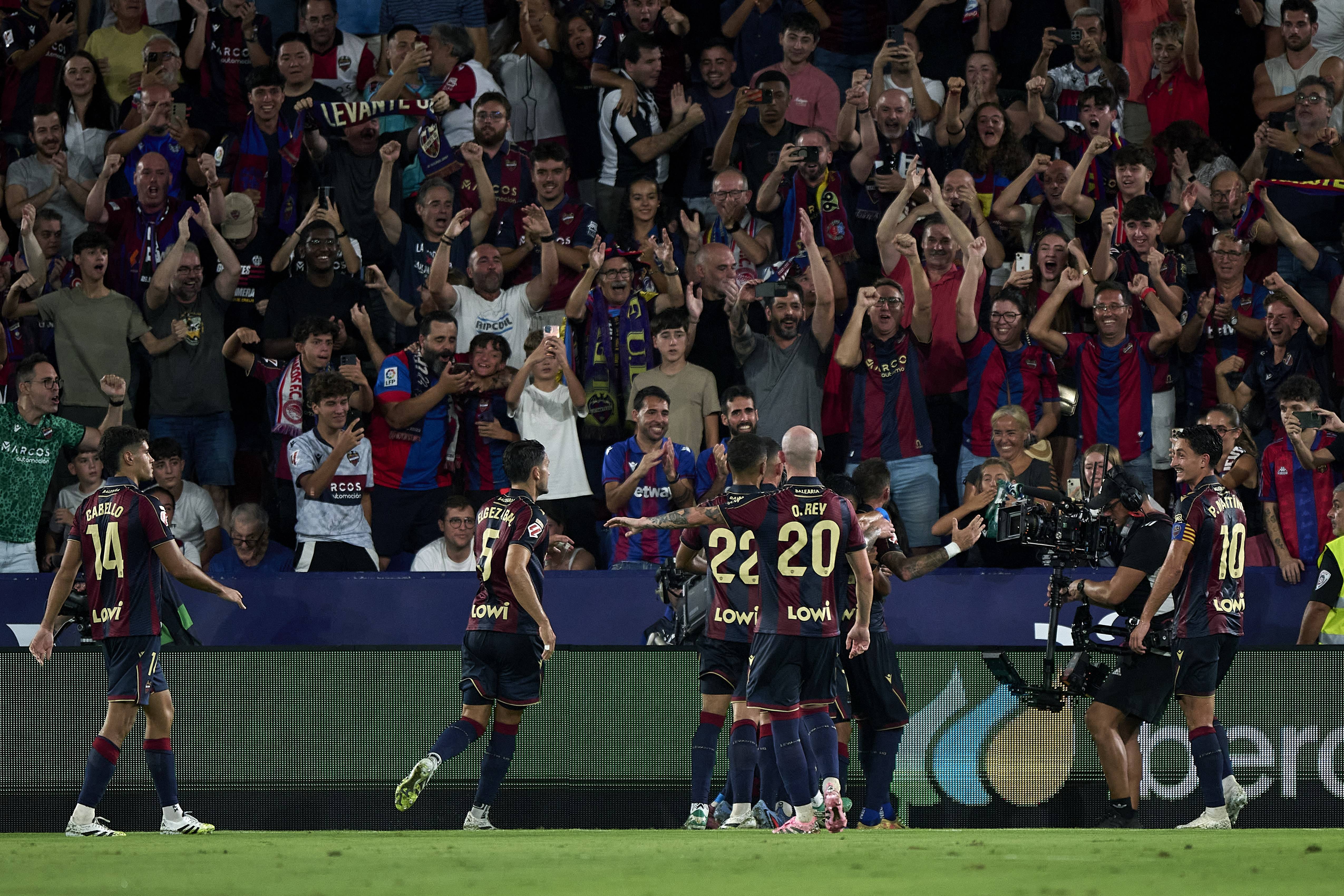 （体育）足球——西甲：巴塞罗那胜莱万特