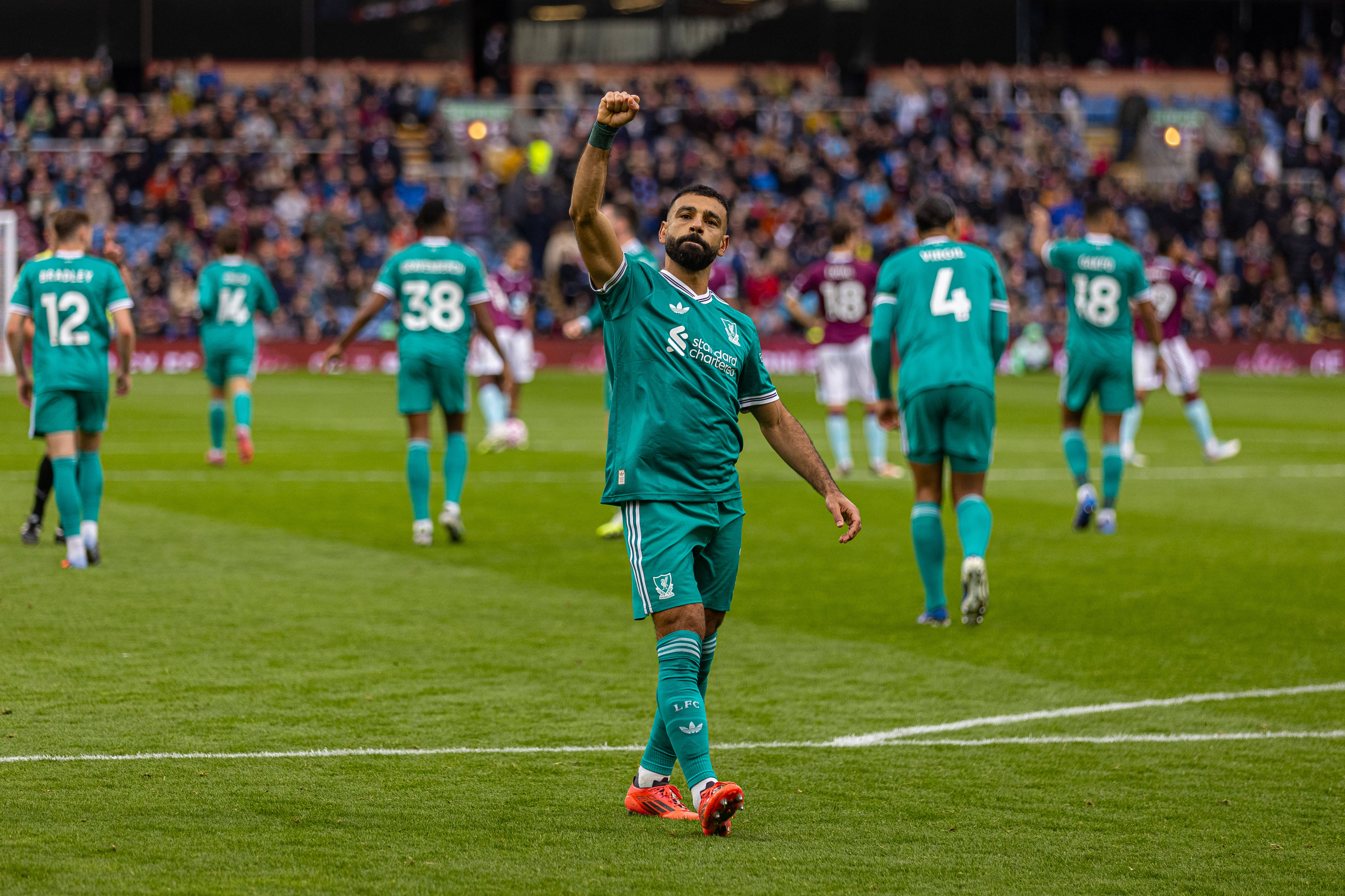 （体育）足球——英超：利物浦胜伯恩利