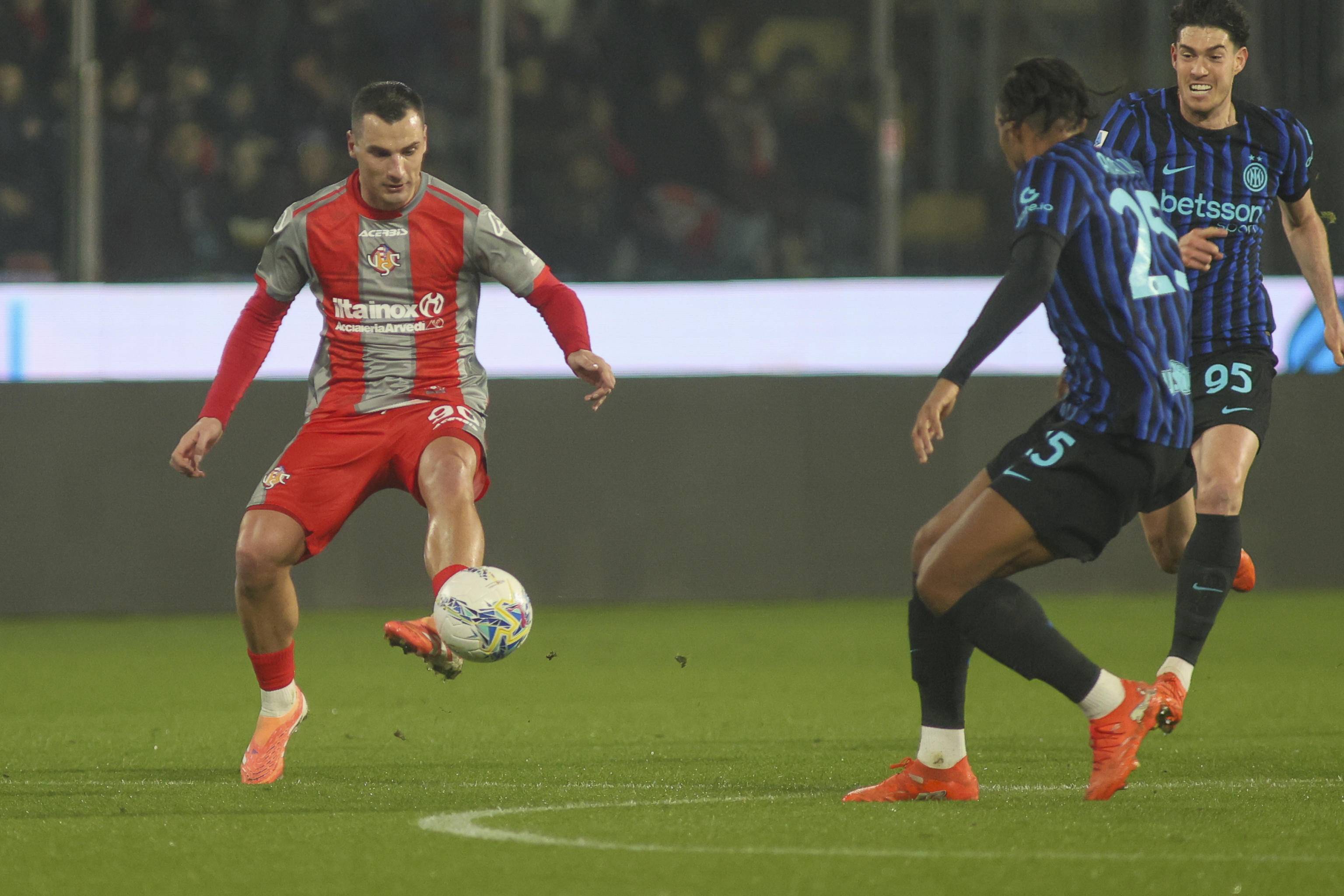 （外代二线）足球——意甲联赛：国米胜克雷莫纳