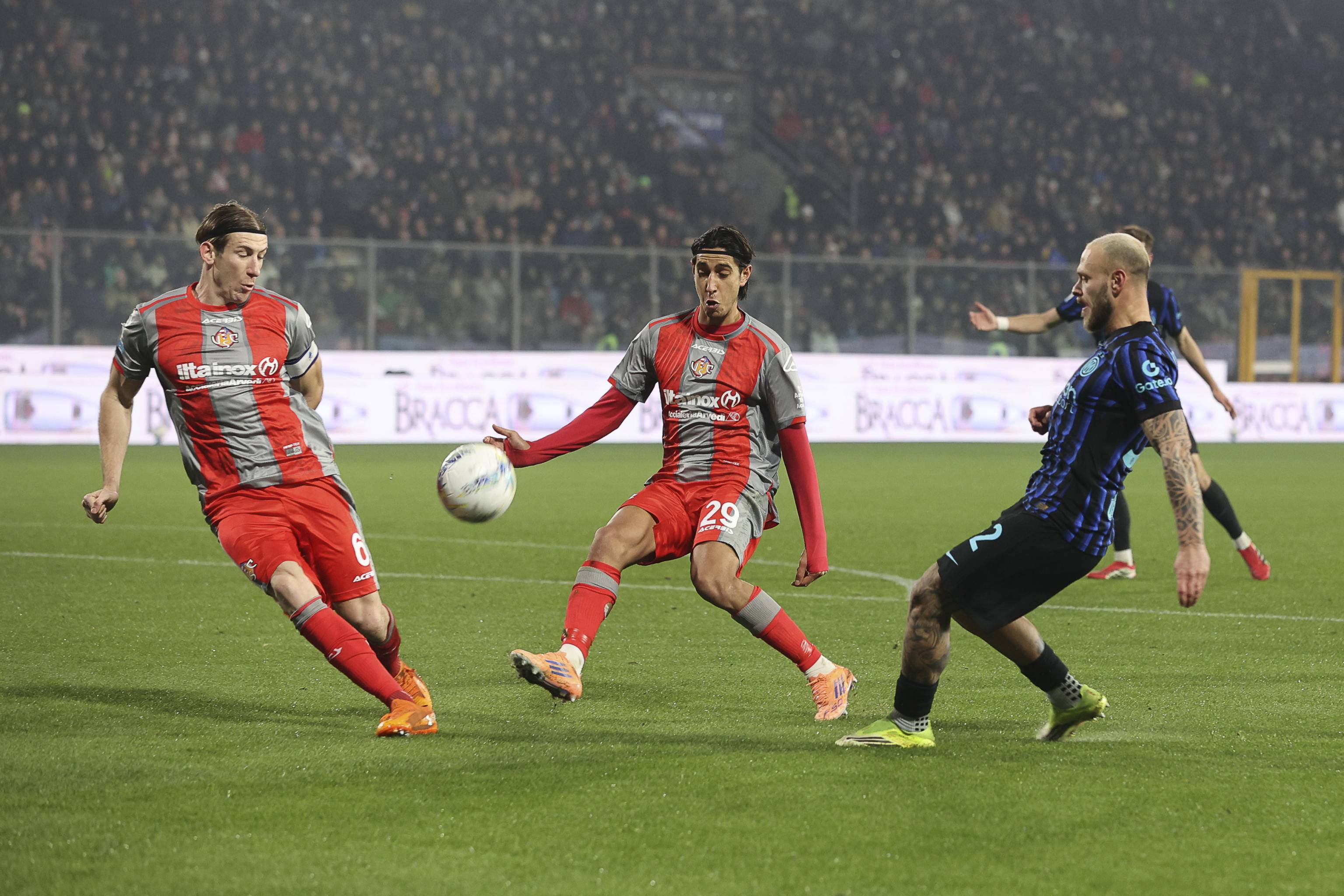 （外代二线）足球——意甲联赛：国米胜克雷莫纳